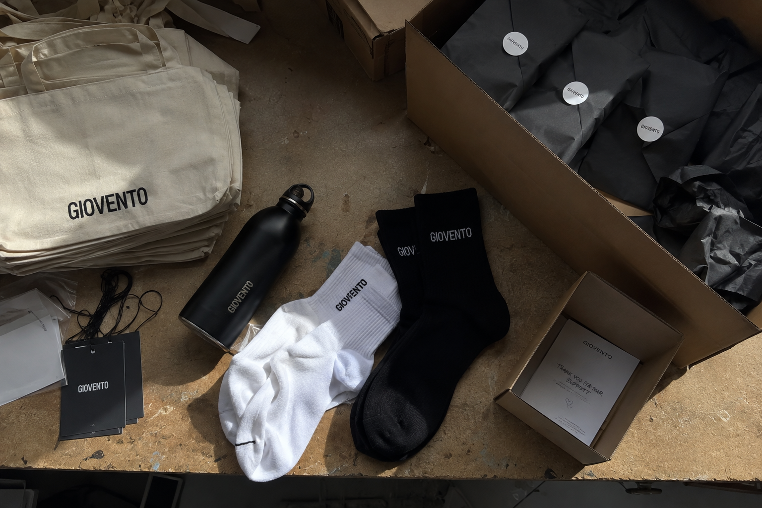 Giovento Accessoires auf einem Produktionstisch