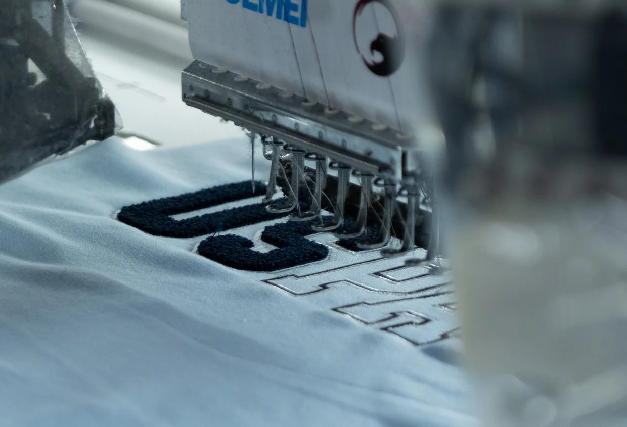 Stickmaschine bei der Cut-and-Sew-Produktion